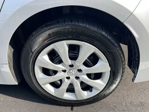 Used 2022 Toyota Corolla LE FWD image 12