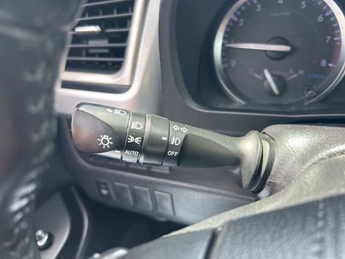 Used 2019 Toyota Highlander SE AWD/4WD image 30