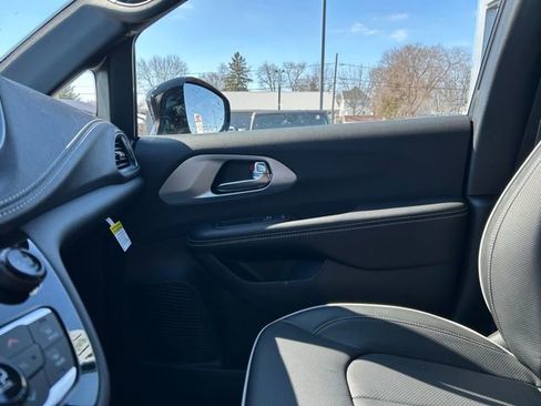 New 2026 Chrysler Pacifica Limited AWD/4WD image 43