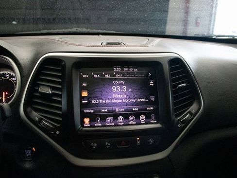 Used 2016 Jeep Cherokee Trailhawk w/ Comfort/Convenience Group image 34