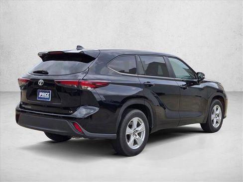 Used 2025 Toyota Highlander LE FWD image 5