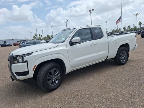 Used 2025 Nissan Frontier SV RWD image 3