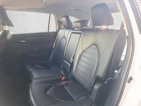 Certified 2024 Toyota Highlander XLE image 17