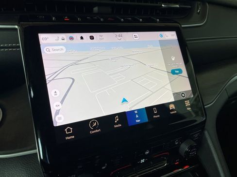 Used 2023 Jeep Grand Cherokee Limited w/ Black Appearance Package AWD/4WD image 3