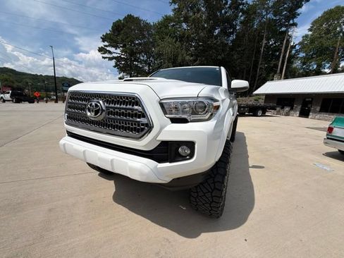 Used 2016 Toyota Tacoma TRD Sport w/ Towing Package AWD/4WD image 18