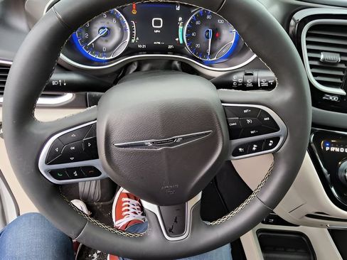Used 2024 Chrysler Pacifica Touring-L FWD image 19