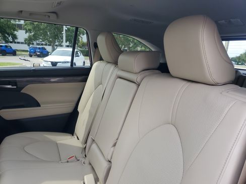 Certified 2025 Toyota Highlander Limited FWD image 14
