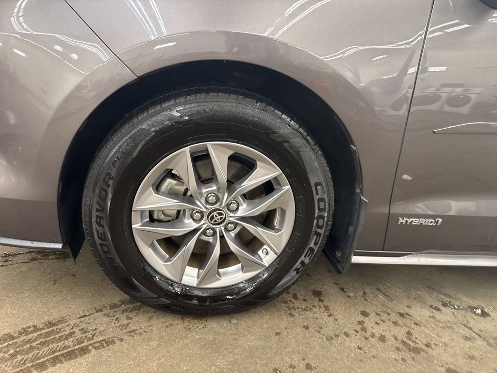 Used 2021 Toyota Sienna XLE FWD image 11