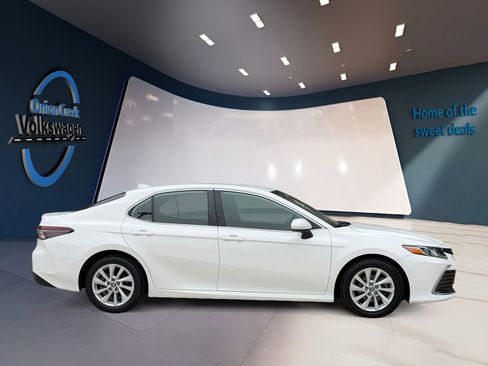 Used 2022 Toyota Camry LE FWD image 3