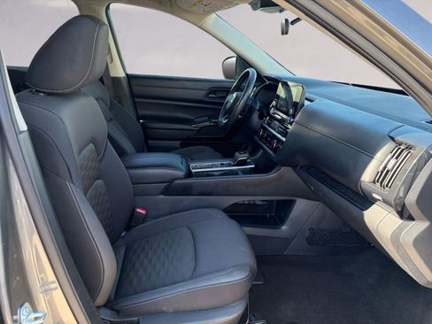 Used 2024 Nissan Pathfinder SV w/ Black Appearance Package image 15