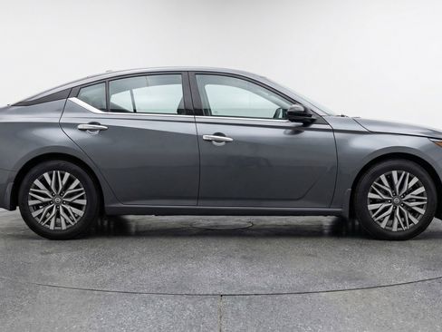 Used 2025 Nissan Altima 2.5 SV FWD image 11