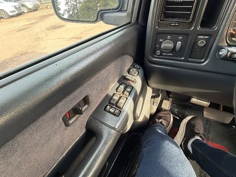 Used 2002 Chevrolet Silverado 2500 LS image 16
