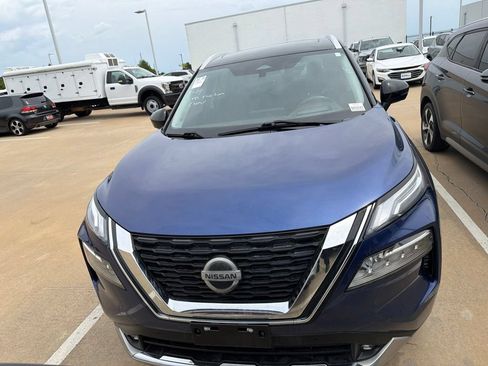 Used 2021 Nissan Rogue Platinum FWD image 2
