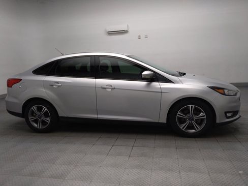 Used 2018 Ford Focus SE w/ SE Appearance Package FWD image 11