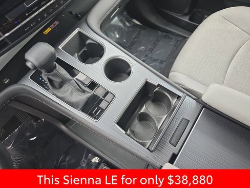 Used 2025 Toyota Sienna LE image 33