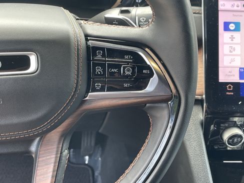 Used 2023 Jeep Grand Cherokee Summit AWD/4WD image 19