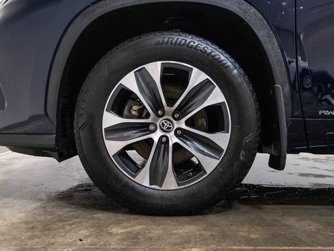 Used 2023 Toyota Highlander XLE AWD/4WD image 11