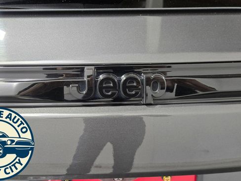 Used 2023 Jeep Grand Cherokee Altitude image 32