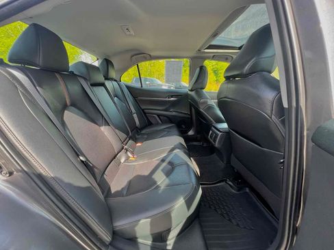 Used 2020 Toyota Camry XLE w/ Sunroof Package image 18