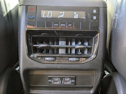 Used 2023 Jeep Grand Cherokee L Laredo image 16