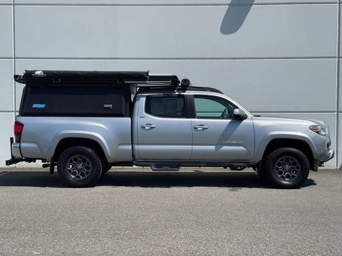 Used 2018 Toyota Tacoma SR5 AWD/4WD image 8
