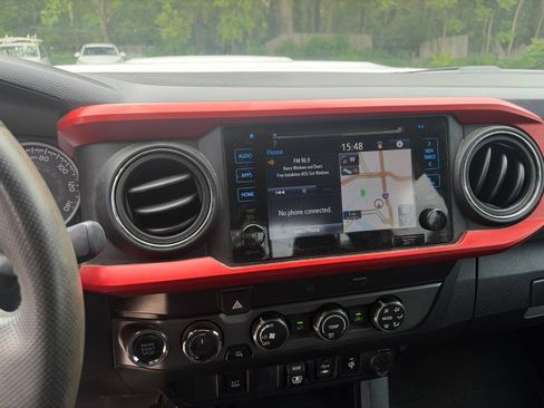 Used 2019 Toyota Tacoma TRD Sport AWD/4WD image 10