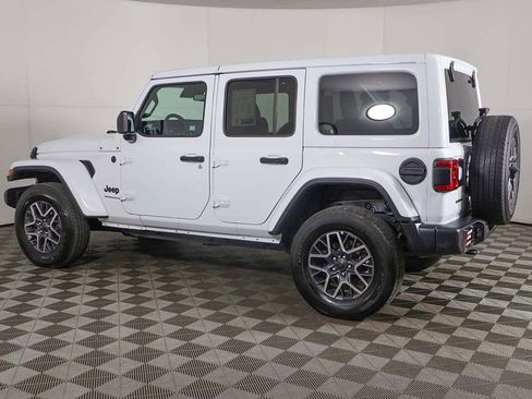 Used 2025 Jeep Wrangler Unlimited Sahara AWD/4WD image 11