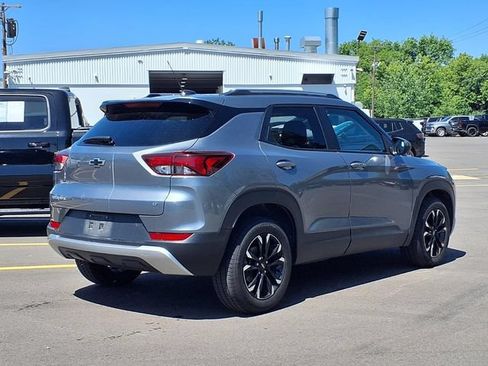 Used 2022 Chevrolet TrailBlazer LT FWD image 2