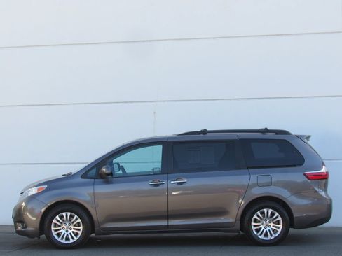 Used 2016 Toyota Sienna XLE w/ XLE Navigation Package FWD image 3