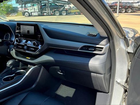Used 2023 Toyota Highlander XLE image 18