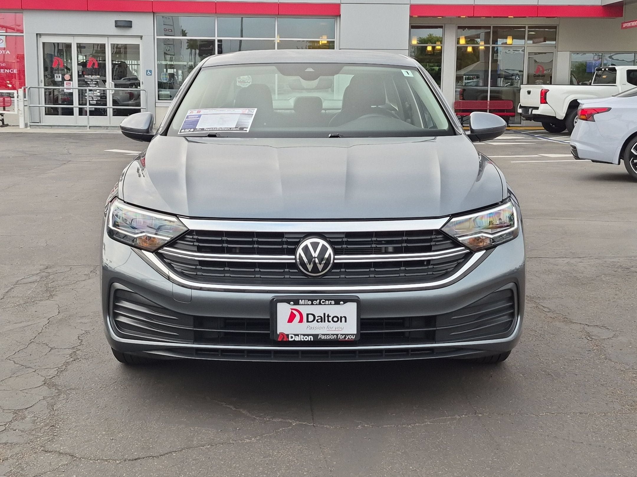 Used 2024 Volkswagen Jetta SE FWD image 3