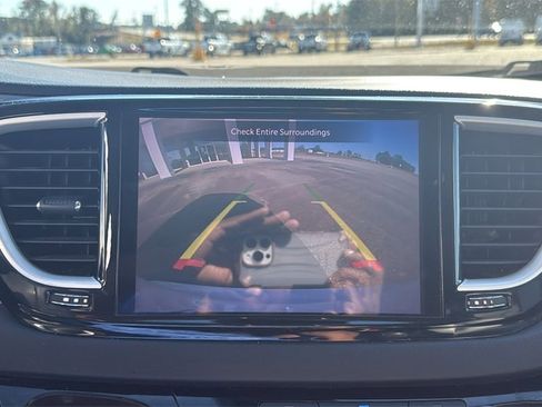 Used 2022 Chrysler Pacifica Touring-L image 25