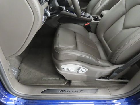 Certified 2024 Porsche Macan AWD/4WD image 42