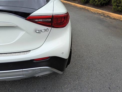 Used 2017 INFINITI QX30 Premium w/ Navigation Package AWD/4WD image 11