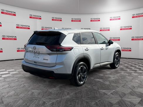 Used 2024 Nissan Rogue SV image 3