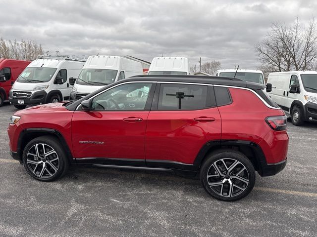 Used 2025 Jeep Compass Limited w/ Elite Group AWD/4WD image 3