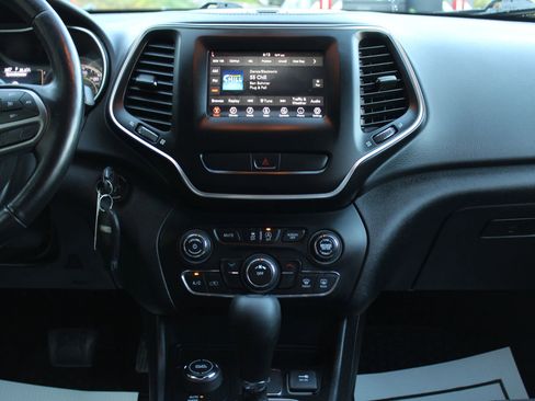 Used 2019 Jeep Cherokee Latitude w/ Cold Weather Group image 21