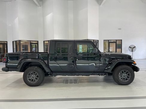 Used 2024 Jeep Gladiator Sport image 3