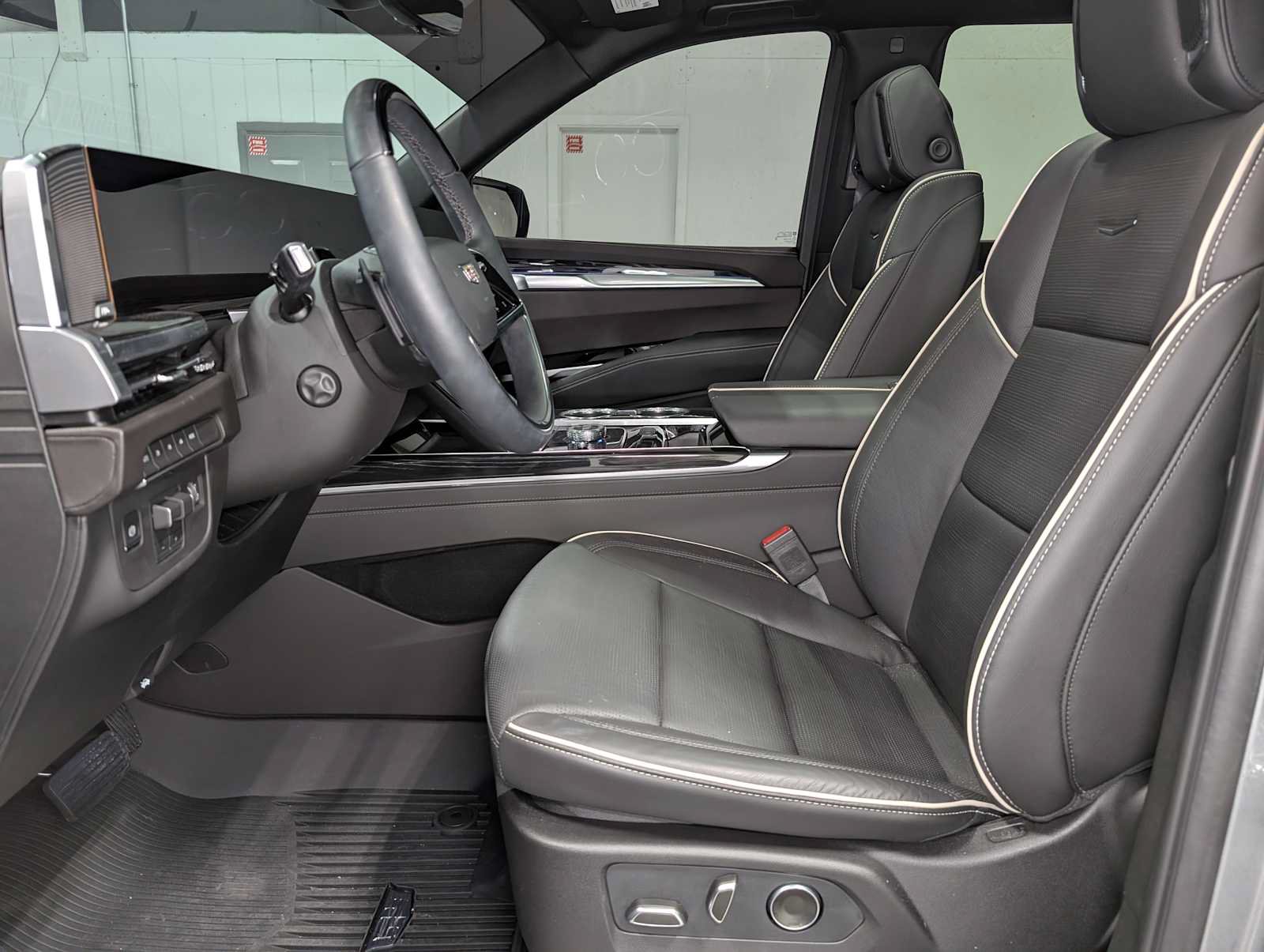 Used 2026 Cadillac Escalade Sport w/ LPO, ONYX Package AWD/4WD image 4