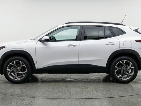 Used 2025 Chevrolet Trax LT w/ LT Convenience Package image 5