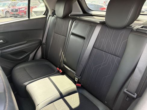Used 2019 Chevrolet Trax LT w/ LT Convenience Package FWD image 11