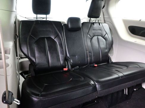 Used 2019 Chrysler Pacifica Touring-L Plus image 18