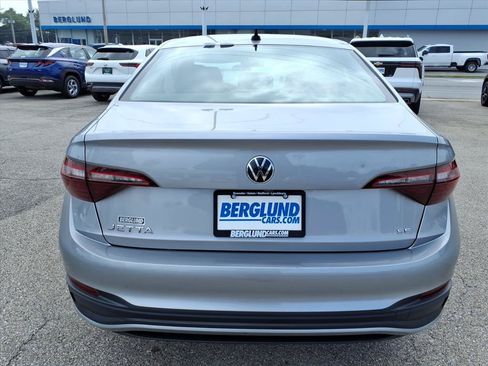 Used 2024 Volkswagen Jetta SE FWD image 5