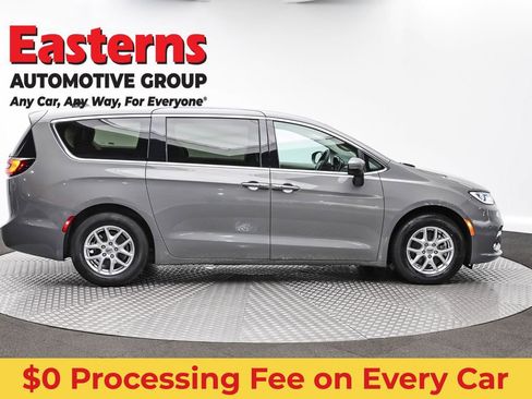 Used 2023 Chrysler Pacifica Touring-L FWD image 4