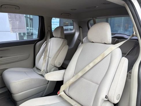 Used 2018 Kia Sedona L image 25