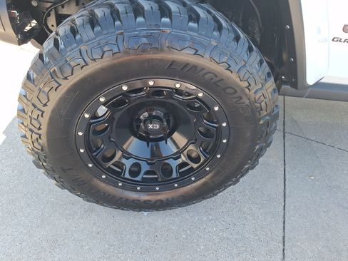 Used 2022 Jeep Gladiator Rubicon w/ LED Lighting Group AWD/4WD image 11
