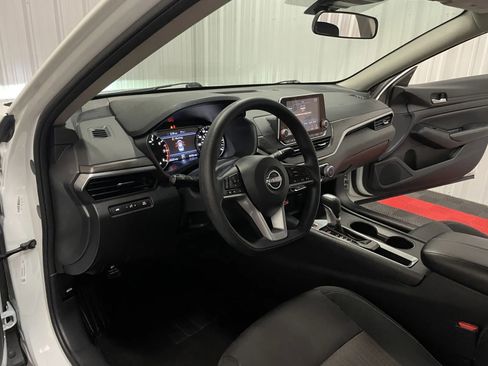 Used 2025 Nissan Altima 2.5 SV FWD image 35