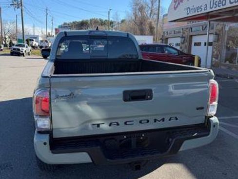 Used 2022 Toyota Tacoma TRD Off-Road w/ Technology Package image 4