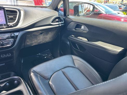 Used 2025 Chrysler Pacifica Select FWD image 18