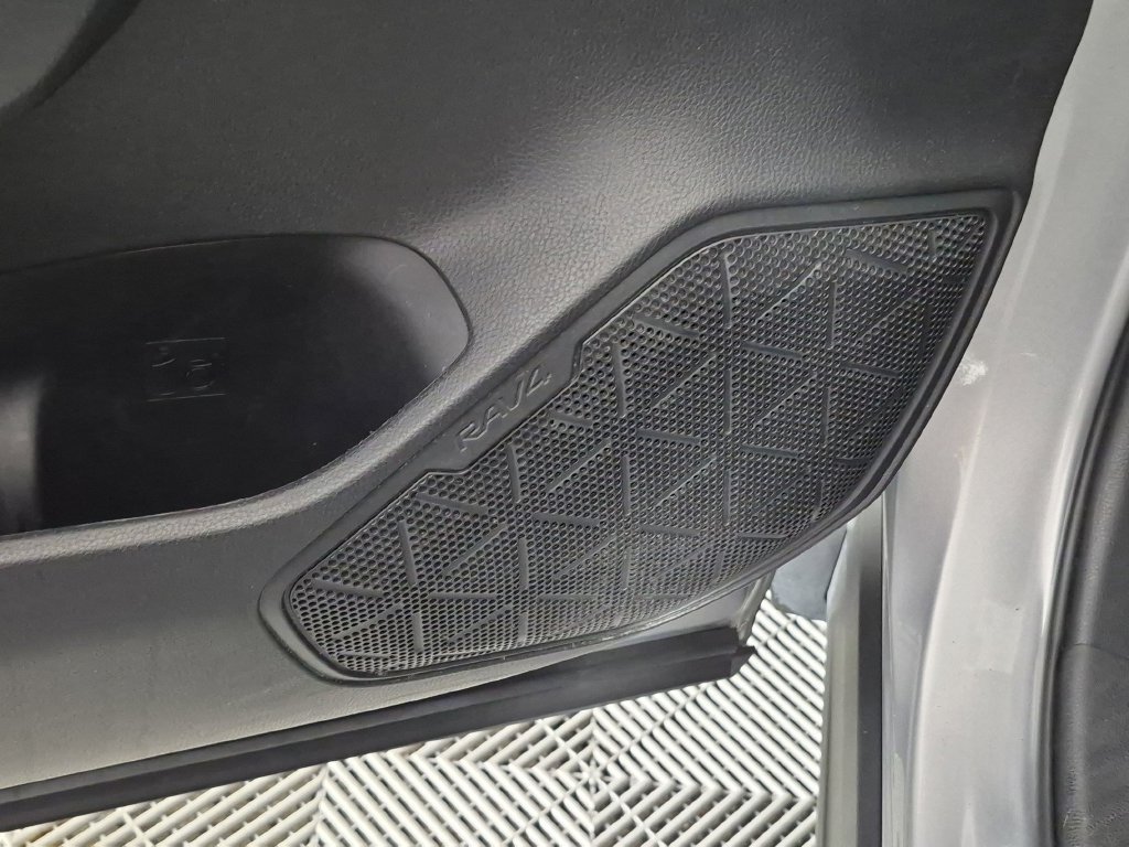 Used 2021 Toyota RAV4 LE FWD image 15